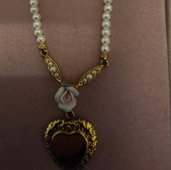 Heart faux pearl necklace - Picture 2 of 5